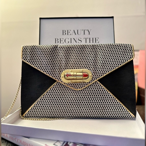 Betsey Johnson Envelope Style Chain Link Convertible Cross/Clutch/Shoulder Bag - Picture 5 of 6